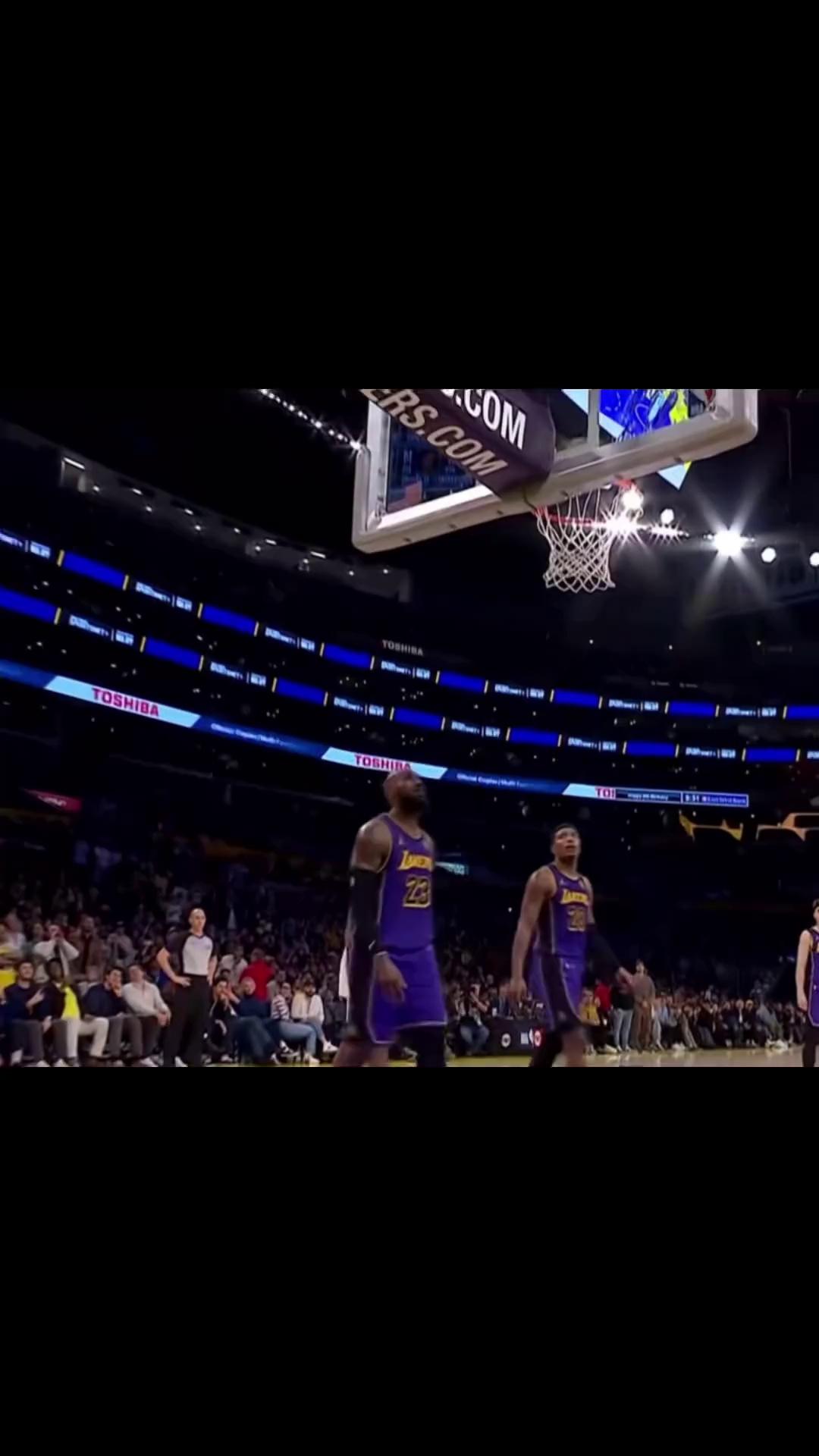 詹姆斯迎来十赛季出色发挥,西班牙队观众热烈欢呼!观众掌声雷动的简单介绍-AYX SPORTS